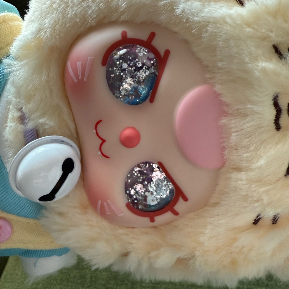 Kitten Wardrobe…Baby Three with special glitter/liquid eyes! - Picture 3 of 5
